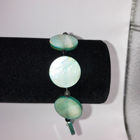 Floating Light Green Shell Bead Flat Cord Bracelet Homemade! - Picture 3 of 7